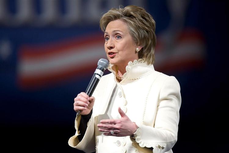 Hillary Clinton fører i de nationale meningsmålinger. 