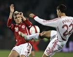 Danmarks Nicklas Bendtner i aktion mod Spanien. 