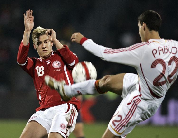 Danmarks Nicklas Bendtner i aktion mod Spanien. 