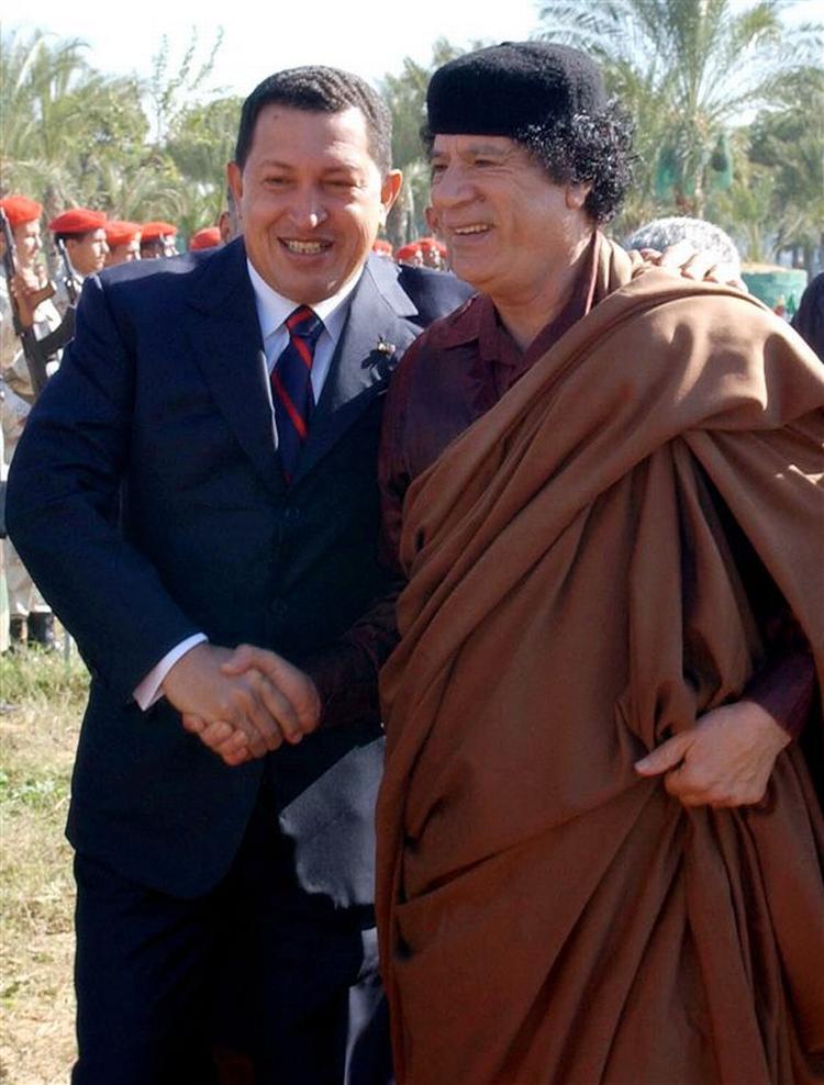 Gaddafi trykker hænder med Hugo Chavez under sidstnævntes besøg i Tripoli i Libyen. Fra 1. januar er Libyen med i Sikkerhedsrådet. 