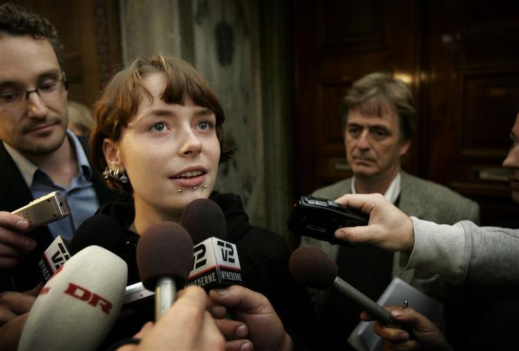 Forhandlingerne mellem Ritt Bjerregaard og de unge om et nyt ungdomshus fortsætter, lyder budskabet fra Ungdomshusets mandagsmøde. Fotoet er fra sidste uge, hvor Ungdomshusets talsperson 'Ditte' mødte pressen efter mødet med Ritt Bjerregaard. 