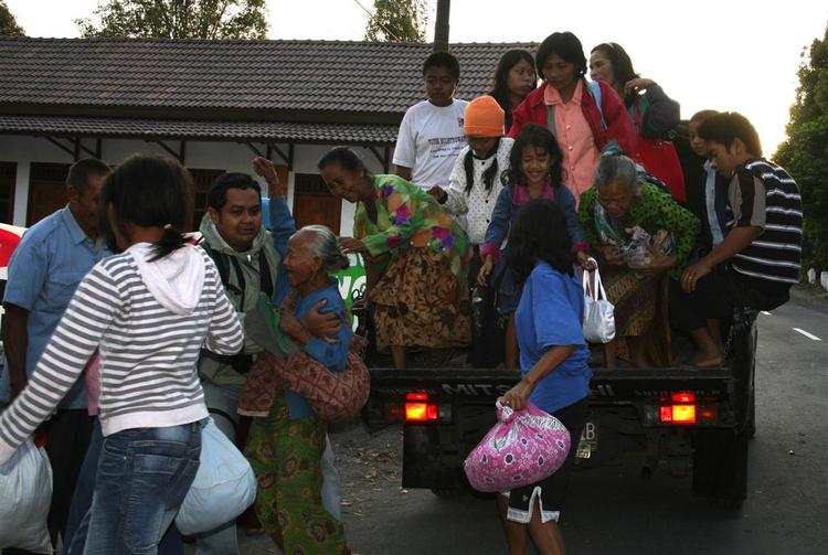 Indbyggere, der bor for foden af den truende vulkan Mount Kelud, valgte i løbet af natten at trodse myndighedernes advarsler og vende tilbage til deres huse. 