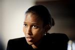Ayaan Hirsi Ali kan nu trygt vende tilbage til USA. Private fonde er klar til at betale for hendes sikkerhed, efter at den hollandske regering har meddelt, at den ikke længere vil betale omkostningerne. 