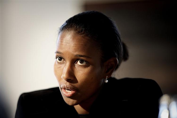 Ayaan Hirsi Ali kan nu trygt vende tilbage til USA. Private fonde er klar til at betale for hendes sikkerhed, efter at den hollandske regering har meddelt, at den ikke længere vil betale omkostningerne. 