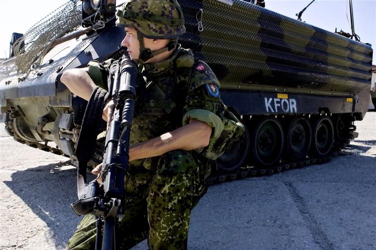 Danske soldater har tidligere kritiseret, at tropperne i Afghanistan skal hente materiel, når talebanerne beskyder dem. 