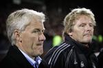 Morten Olsen og Peter Bonde inden kampen mod Spanien. 
