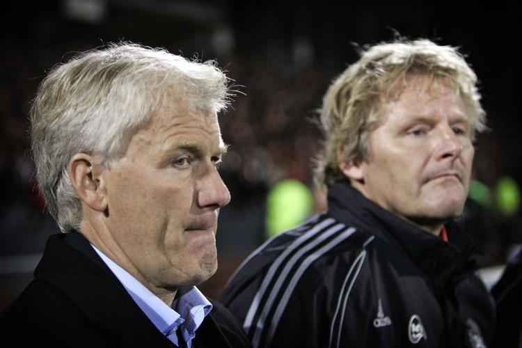 Morten Olsen og Peter Bonde inden kampen mod Spanien. 