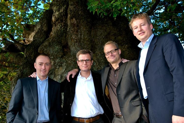 De fire erhvervsfolk bag det nye filantropiske mobilteleselskab  er Robert Schelde, Jacob Bastholm, Jan Eriksen og Jan Madsen. 