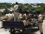 Somalisk politi patruljerer i Mogadishus udkant. 
