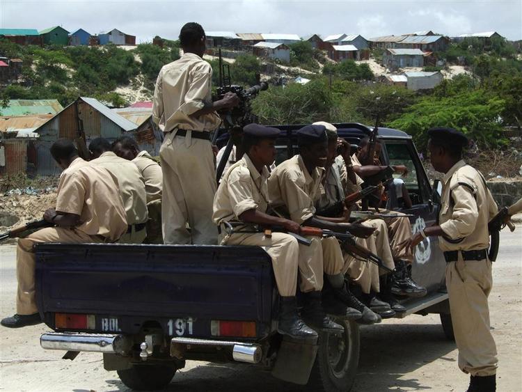 Somalisk politi patruljerer i Mogadishus udkant. 