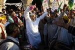 Tilhængere af Benazir Bhutto samles i Karachi. 