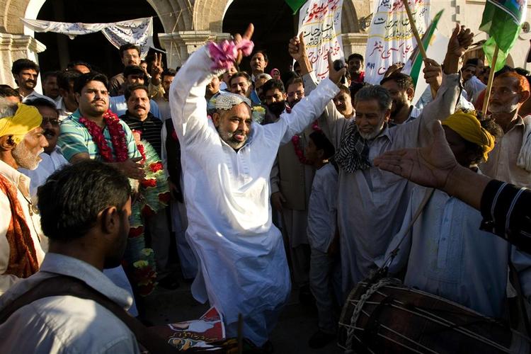 Tilhængere af Benazir Bhutto samles i Karachi. 