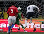 Det startede fint for England med Wayne Rooneys mål til 1-0, men England kan efter nederlaget i Moskva ikke længere selv spille sig til EM. 
