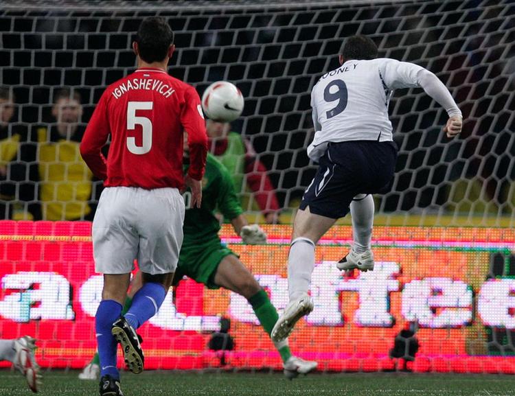 Det startede fint for England med Wayne Rooneys mål til 1-0, men England kan efter nederlaget i Moskva ikke længere selv spille sig til EM. 