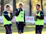 Ulrik Laursen (i midten) debuterede i lørdags, og i aften får han følgeskab af Chris Sørensen (th.), mens deres OB-holdkammerat Anders Møller Christensen (tv.) må overvære EM-kampen fra tribunen. 