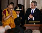 Dalai Lama ankommer til ceremonien, hvor han bliver tildelt Kongressens Guldmedalje. 