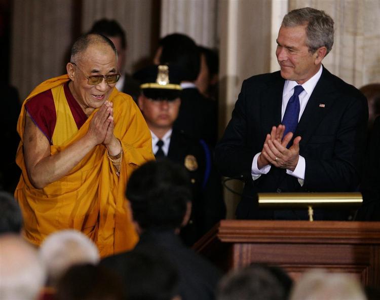 Dalai Lama ankommer til ceremonien, hvor han bliver tildelt Kongressens Guldmedalje. 