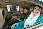Iført en grøn shalwar kameez og hvidt tørklæde forlod den tidligere premierminister Benazir Bhutto sin residens i Dubai og vender efter otto år i eksil hjem til Pakistan. Med sig har hun også sin familie, to døtre og manden Asif Ali Zardari. 