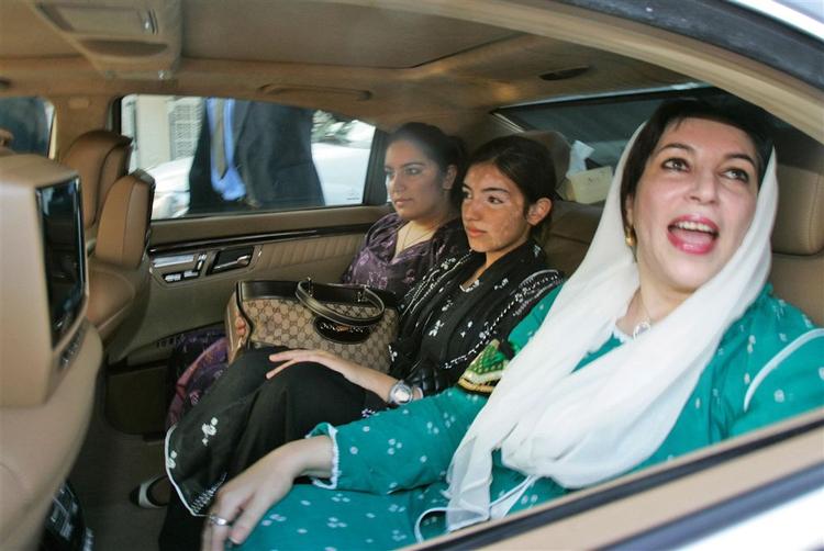 Iført en grøn shalwar kameez og hvidt tørklæde forlod den tidligere premierminister Benazir Bhutto sin residens i Dubai og vender efter otto år i eksil hjem til Pakistan. Med sig har hun også sin familie, to døtre og manden Asif Ali Zardari. 