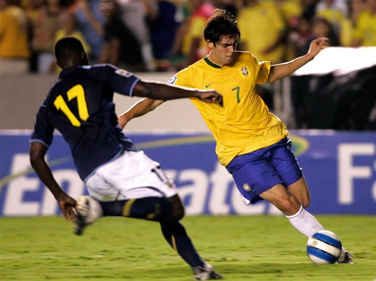 Kaka forsøger at runde Ecuadors Giovanni Espinoza. 