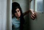 Den 23-årige britiske sangerinde Amy Winehouse lever det vilde liv med sprut og stoffer. Ny forskning viser, at det er mere risikabelt at være i tyverne end at være teenager. Winehouse har dog ifølge sin svigermor besluttet at tage skeen i daen anden hånd, og er gået med til at lade sig indlægge til afvænning. 