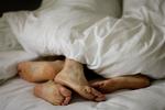Mange går uvidende om at være blevet smittet med klamydia, da sygdommen sjældent giver symptomer. 