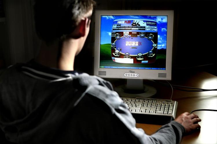 Danskerne spiller poker hos udenlandske bookmakere på internettet som aldrig før. Og det koster for Danske Spil - og dermed for dansk idræt. 