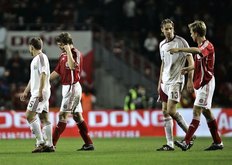 På vej ud: Morten Bruun har svært ved at se Thomas Helveg (tv.) på landsholdet frem mod VM i 2010. 