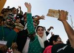 Benazir Bhutto blev modtaget af jublende tilhængere, da hun forlod flyet i Karachi og satte foden på Pakistansk jord. 