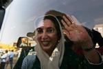 Benazir Bhutto lod en tåre falde, da hun ankom til Karachi. 