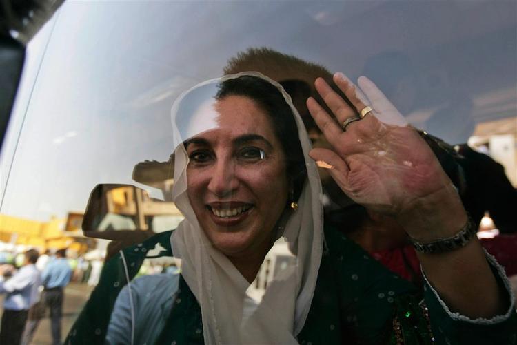Benazir Bhutto lod en tåre falde, da hun ankom til Karachi. 