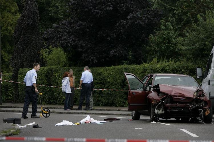 Betjente på Rådvadsvej i Københavns Nordvestkvarter, hvor en 40-årig bilist blev dræbt af skud fra to betjentes tjenestepistoler. 