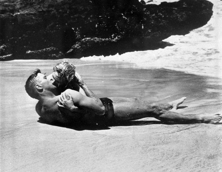 Burt Lancaster og Deborah Kerr kysser i den berømte sex-on-the-beach-scene fra 'Herfra til evigheden'. 