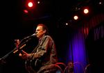 John Hiatt har optrådt i Danmark et utal af gange, men er stadig en stor oplevelse med sine fortolkningsevner og det tynde ansigts udtryksfulde mimik. 