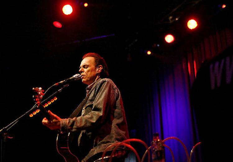 John Hiatt har optrådt i Danmark et utal af gange, men er stadig en stor oplevelse med sine fortolkningsevner og det tynde ansigts udtryksfulde mimik. 