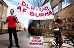 Mens tømmerkoncernen Dalhoff, Larsen og Hornemans holdt generalforsamling i 2004 demonstrerer Bjarne Ussing og Pia McKee fra Burma-støttegruppen imod koncernens brug af illegale træleverandører. 