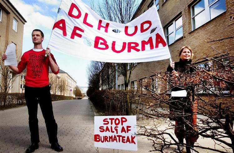 Mens tømmerkoncernen Dalhoff, Larsen og Hornemans holdt generalforsamling i 2004 demonstrerer Bjarne Ussing og Pia McKee fra Burma-støttegruppen imod koncernens brug af illegale træleverandører. 