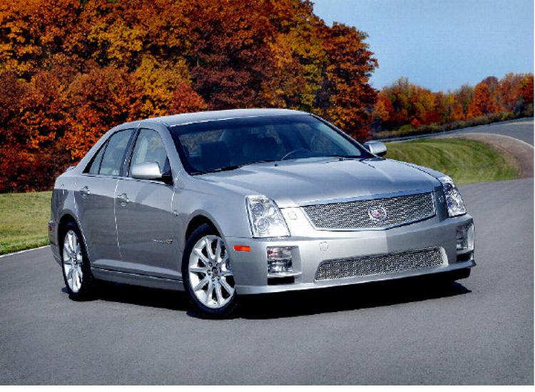 Cadillac STS er stor og voldsom samt overvældende motorkraft. Foto GM 
