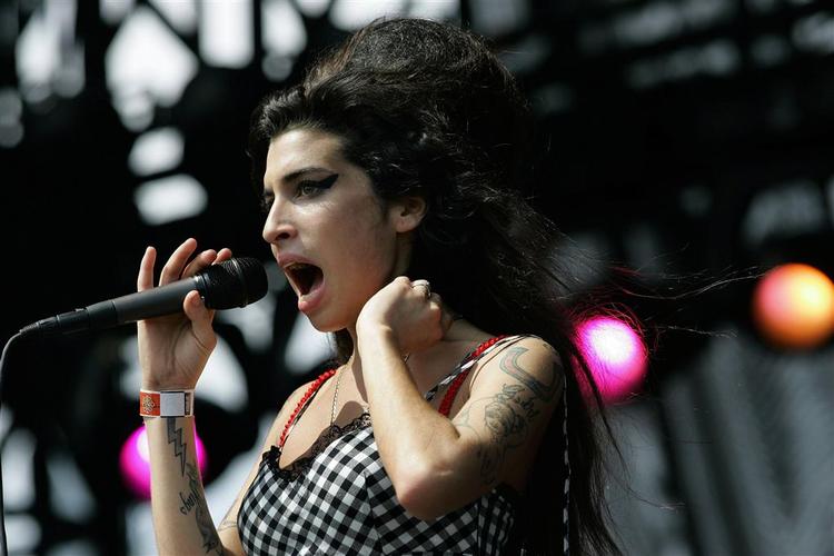 Amy Winehouse optræder ved en koncert i Chicago i foråret. 
