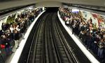 Passagerer venter på metroen fredag morgen. 