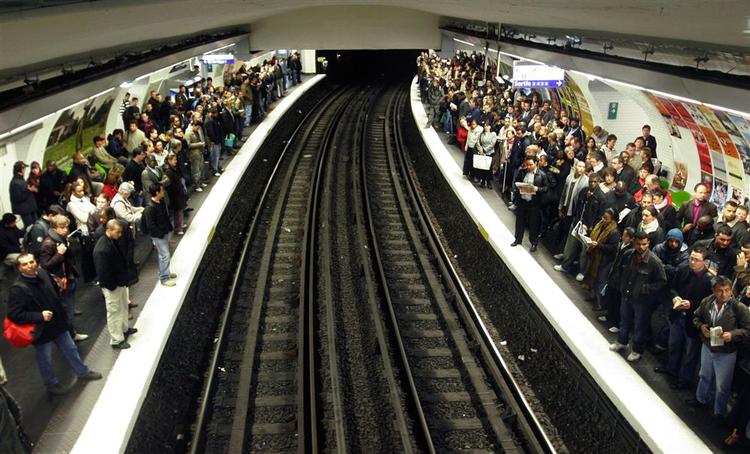 Passagerer venter på metroen fredag morgen. 