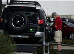 En bilkøber i Denver, Colorado, USA, tjekker prisen på en Toyota FJ Cruiser. Det japanske mærke oplever stigende problemer i USA: 