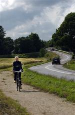 Primitiv grus-cykelsti langs trafikeret landevej ved Næstved. 