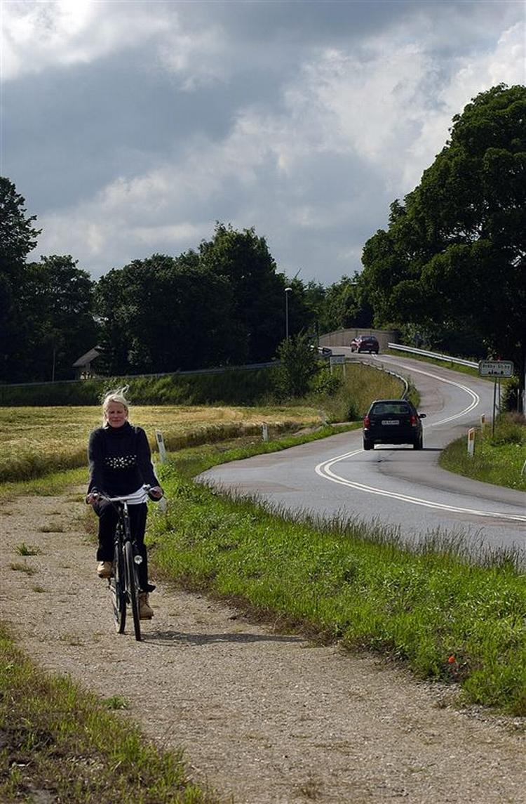 Primitiv grus-cykelsti langs trafikeret landevej ved Næstved. 