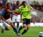 Aston Villas Martin Laursen(t.v.) i kamp med Chelseas Claudio Pizarro, da de to hold mødtes i september i en kamp, som Chelsea vandt 2-0. I aften jagter Aston Villa sejr mod et andet storhold Manchester United. 