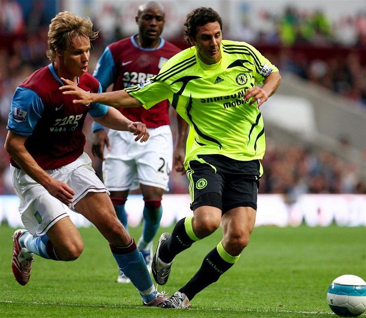 Aston Villas Martin Laursen(t.v.) i kamp med Chelseas Claudio Pizarro, da de to hold mødtes i september i en kamp, som Chelsea vandt 2-0. I aften jagter Aston Villa sejr mod et andet storhold Manchester United. 