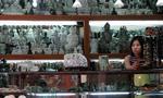 En butik i Yangon. Hylderne er fyldt op, men der er ingen kunder. 