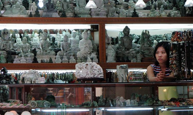 En butik i Yangon. Hylderne er fyldt op, men der er ingen kunder. 