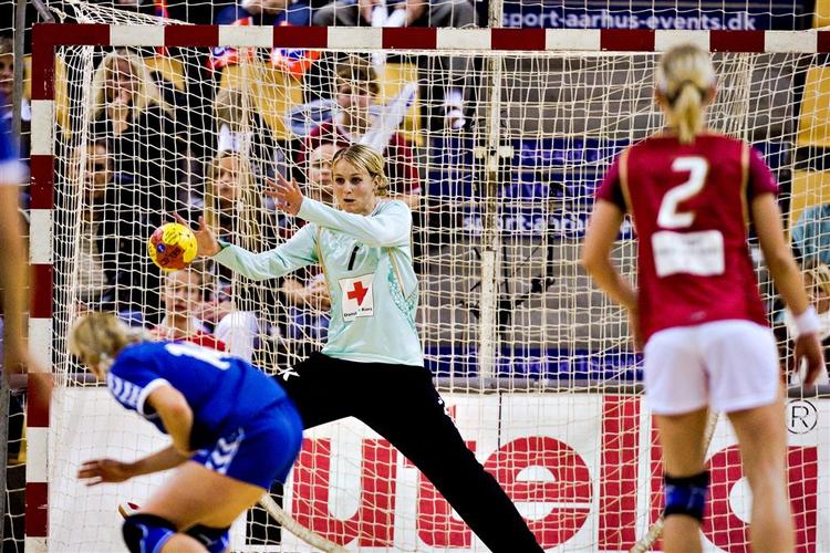 Louise Bager Due (midten) og Kristina Bille Hansen (t.h.) i aktion i en af de tidligere kampe i GF World Cup i Århus. 