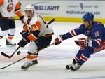 Frans Nielsen under sæsonoptakten i New York Islanders-trøjen som han håber igen at kunne trække over hovedet senere på sæsonen. 